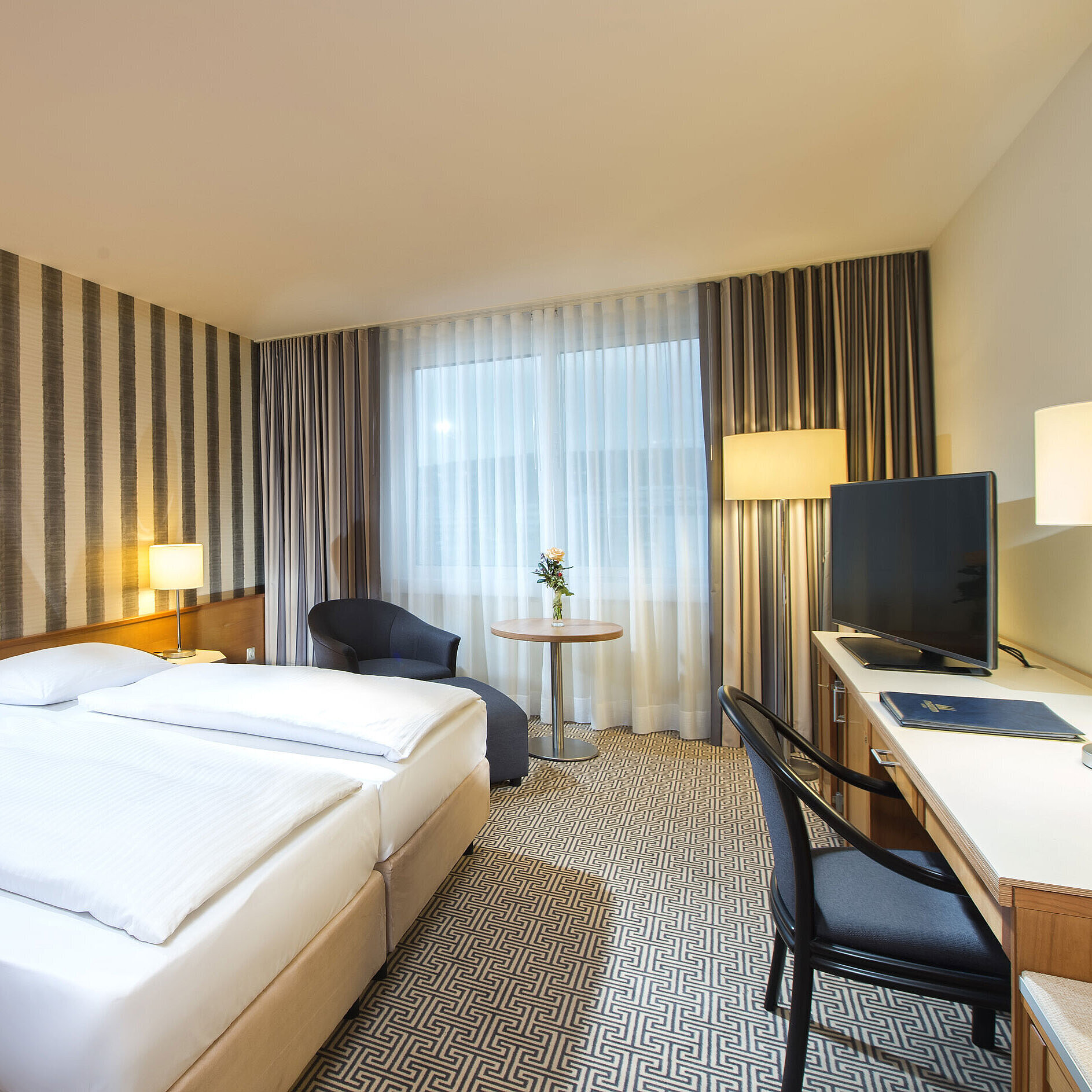 Comfort Zimmer Modern eingerichtetes Doppelzimmer mit Schreibtisch, Fernseher und Tageslicht im Maritim Hotel Stuttgart