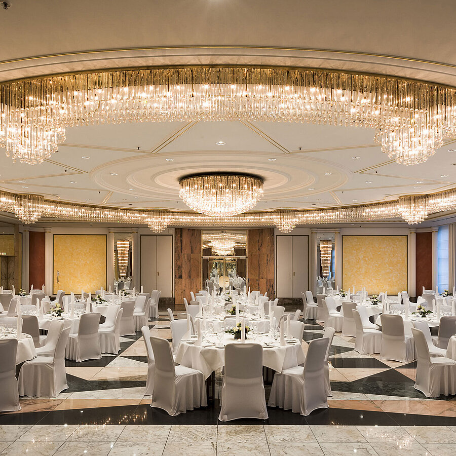 Saal Schumann im Maritim Hotel Bonn mit festlicher Deko und eleganten Kronleuchtern, ideal für Hochzeiten und Bankette.