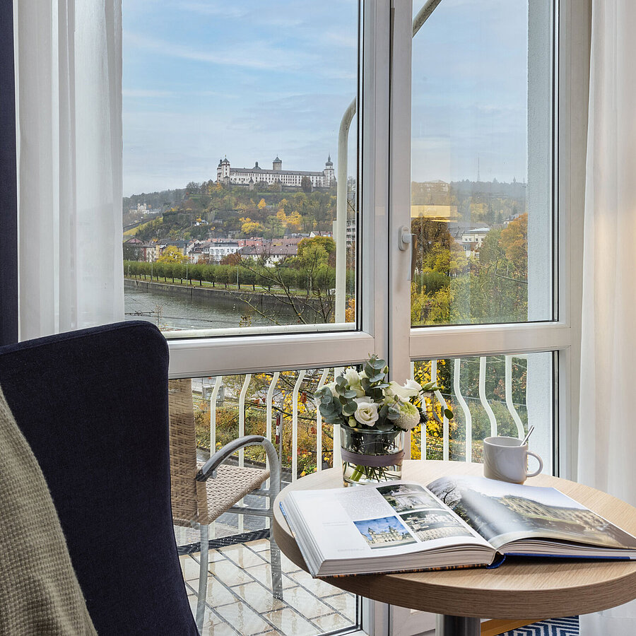 Komfortables Superior Zimmer im Maritim Hotel Würzburg mit Weitblick auf die Festung Marienberg