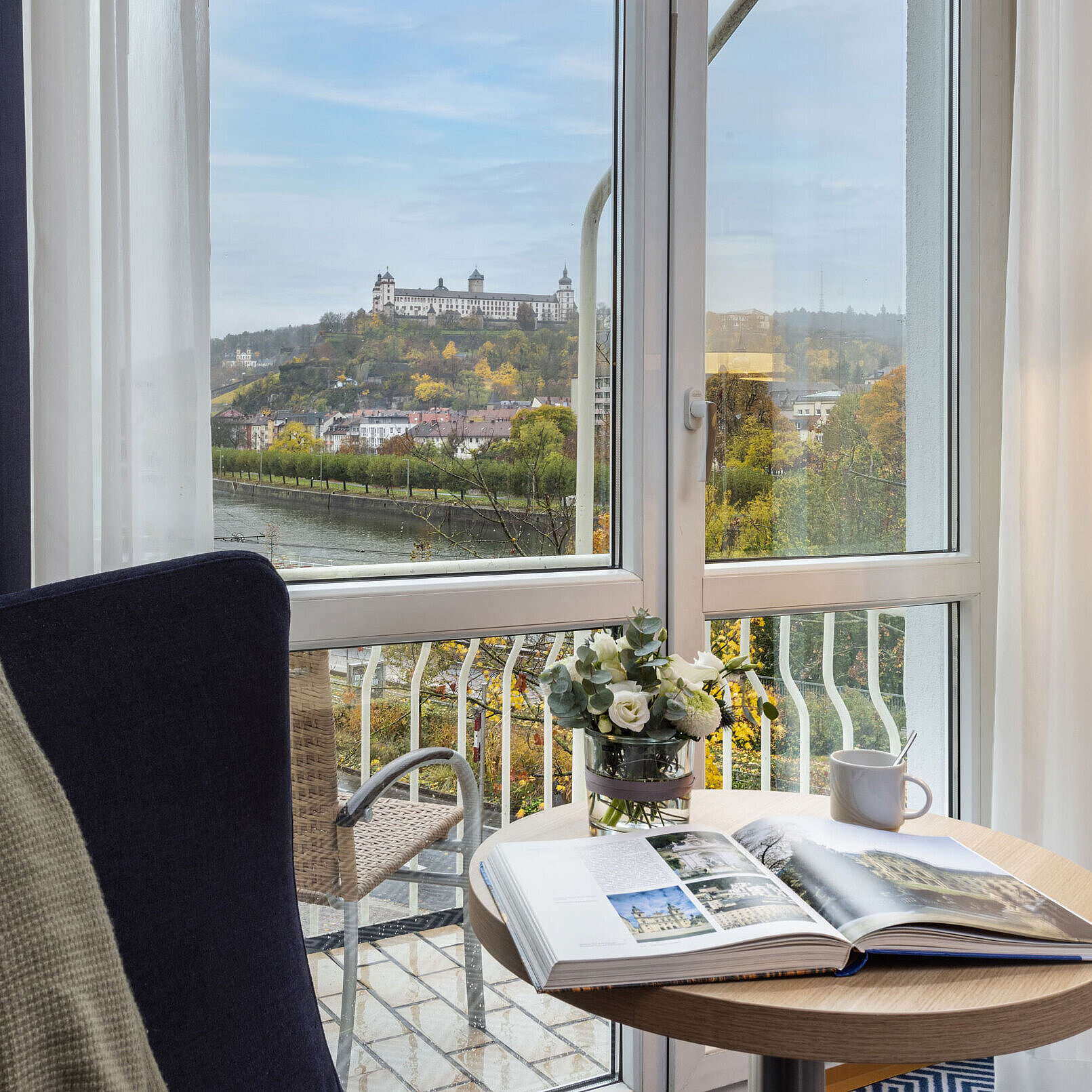 Komfortables Superior Zimmer im Maritim Hotel Würzburg mit Weitblick auf die Festung Marienberg