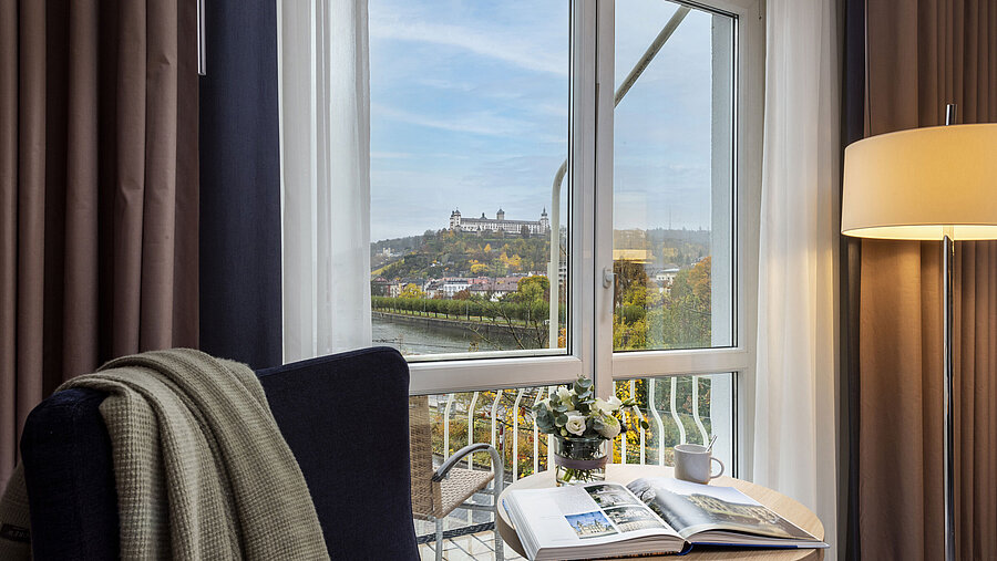 Komfortables Superior Zimmer im Maritim Hotel Würzburg mit Weitblick auf die Festung Marienberg