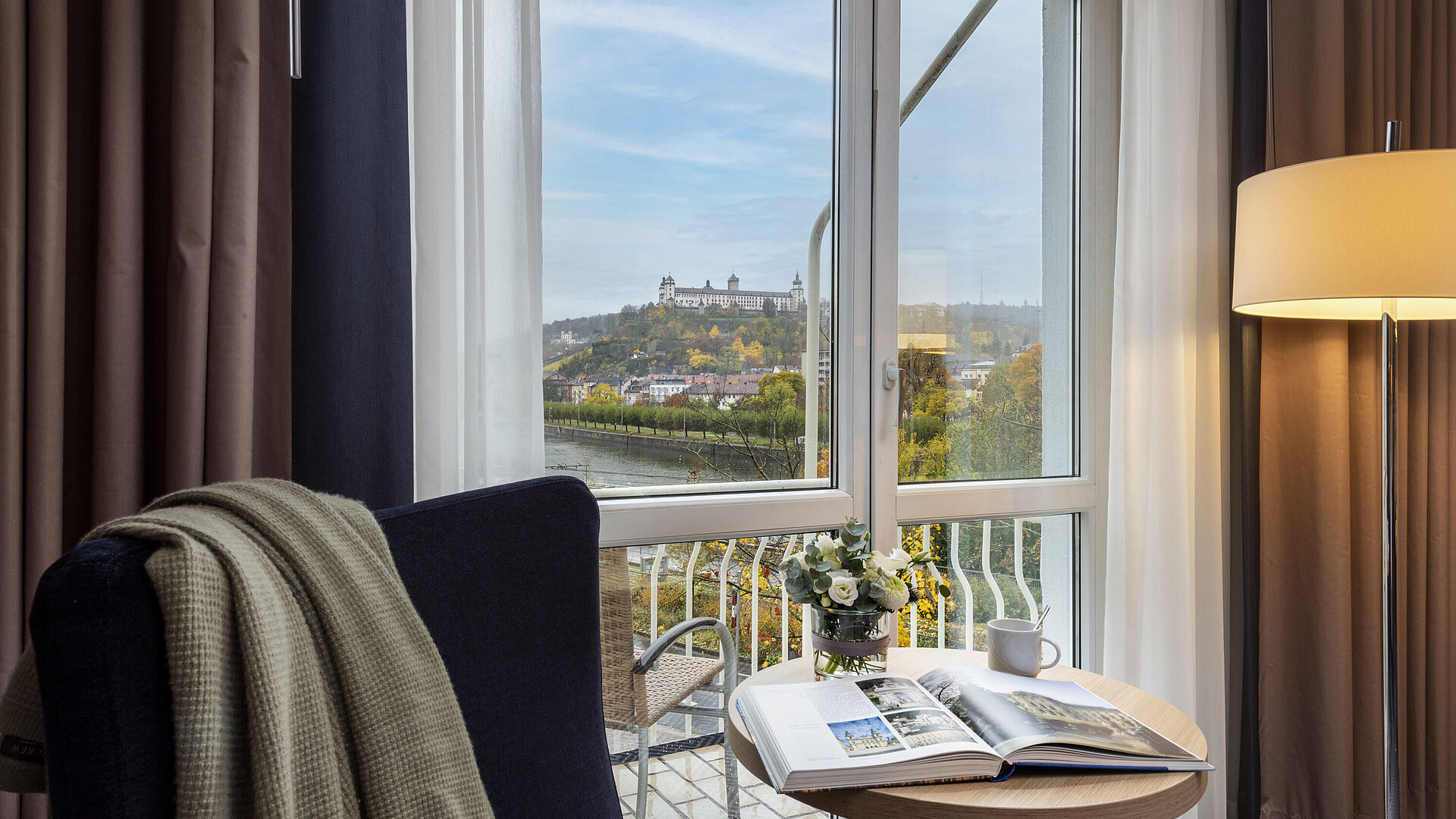 Komfortables Superior Zimmer im Maritim Hotel Würzburg mit Weitblick auf die Festung Marienberg