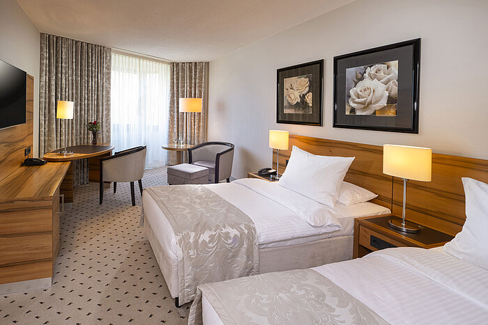 Komfortables Doppelzimmer im Maritim Hotel Bad Homburg mit heller Einrichtung und gemütlicher Atmosphäre.
