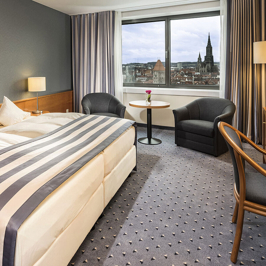 Doppelzimmer im Maritim Hotel Ulm mit Panoramafenster und Blick auf das Ulmer Münster