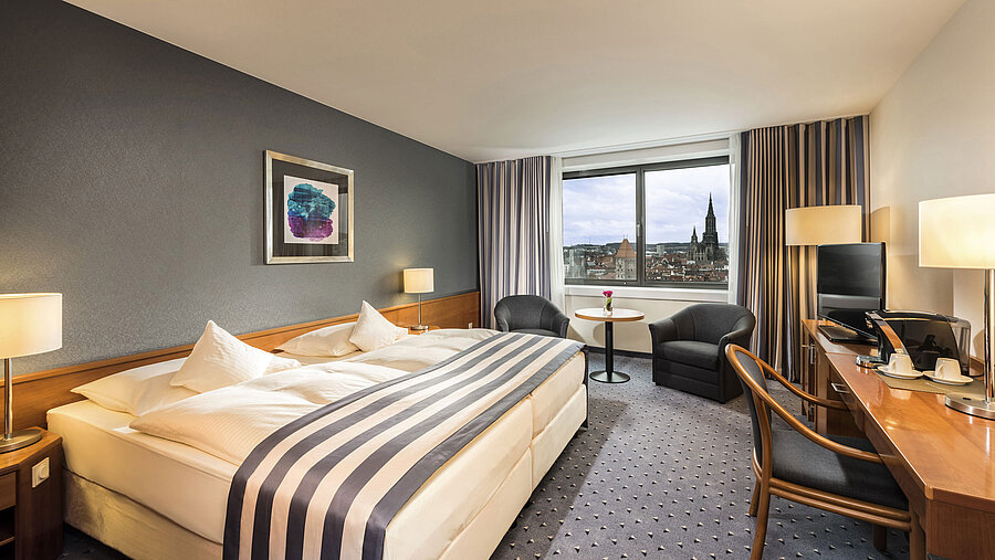 Doppelzimmer im Maritim Hotel Ulm mit Panoramafenster und Blick auf das Ulmer Münster