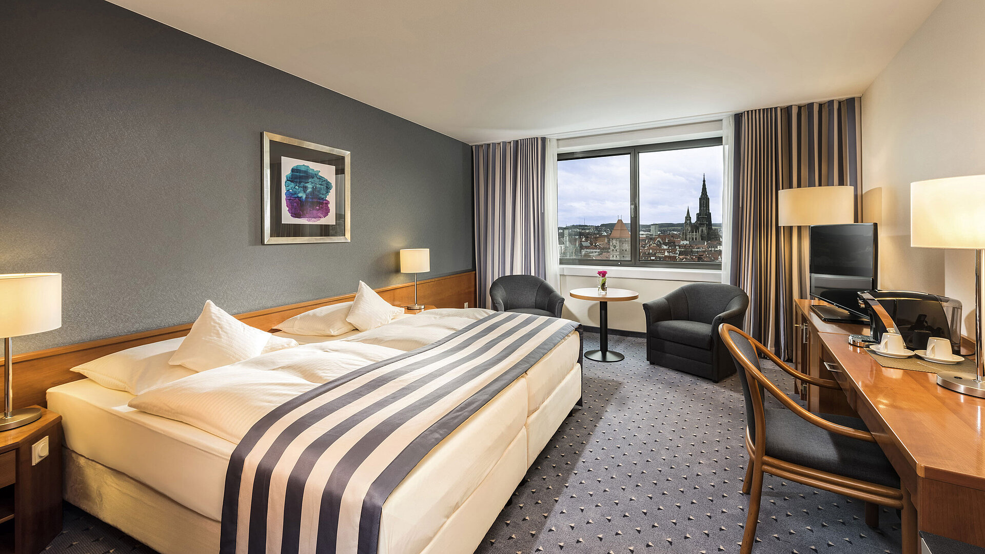 Doppelzimmer im Maritim Hotel Ulm mit Panoramafenster und Blick auf das Ulmer Münster