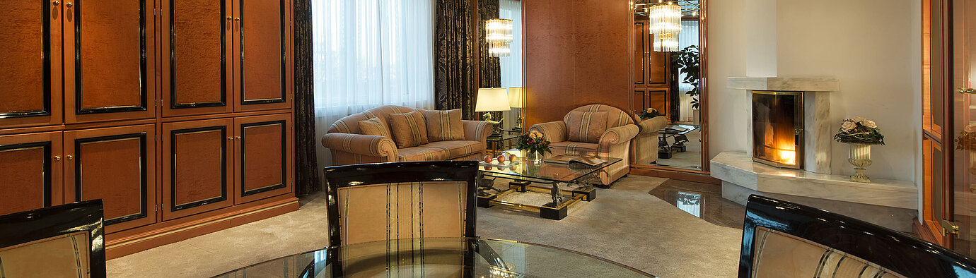 Exklusive Präsidentensuite mit eleganter Einrichtung, Kamin und Lounge im Maritim Hotel Stuttgart