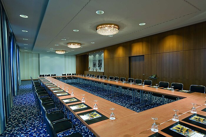 Moderner Konferenzraum im Maritim Hotel Düsseldorf mit U-förmiger Bestuhlung, ideal für Meetings, Workshops und Seminare.