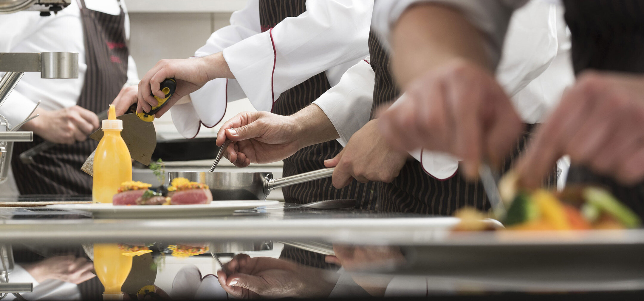 Küchencrew bei der Arbeit Köche bereiten Gourmetgerichte in der Küche der Orangerie im Maritim Seehotel Timmendorfer Strand zu.