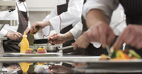 Küchencrew bei der Arbeit Köche bereiten Gourmetgerichte in der Küche der Orangerie im Maritim Seehotel Timmendorfer Strand zu.