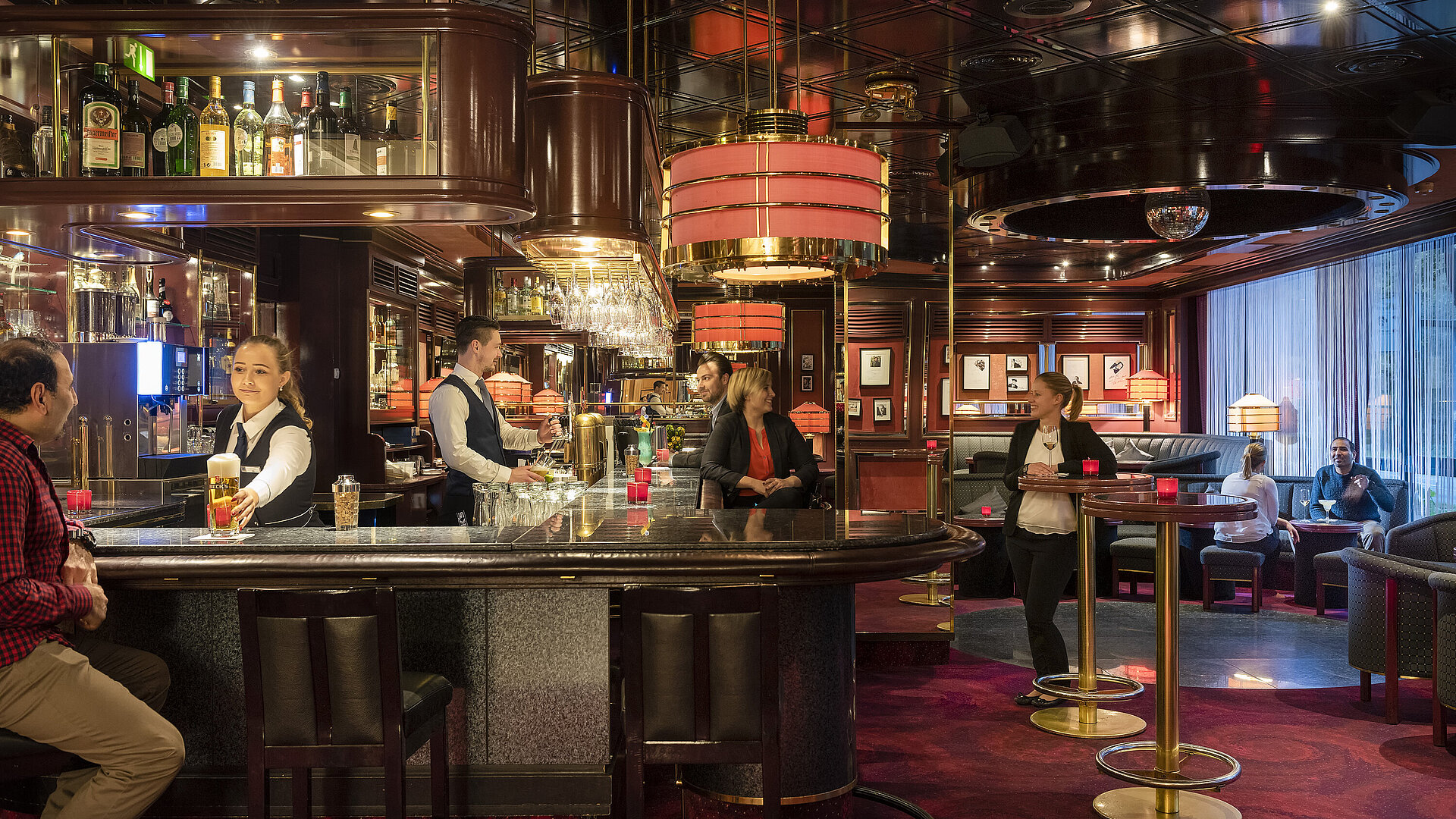 Binnen Bremer Bar Gäste genießen Drinks und entspannte Atmosphäre in der stilvollen Bar des Maritim Bremen, bedient von freundlichem Personal.