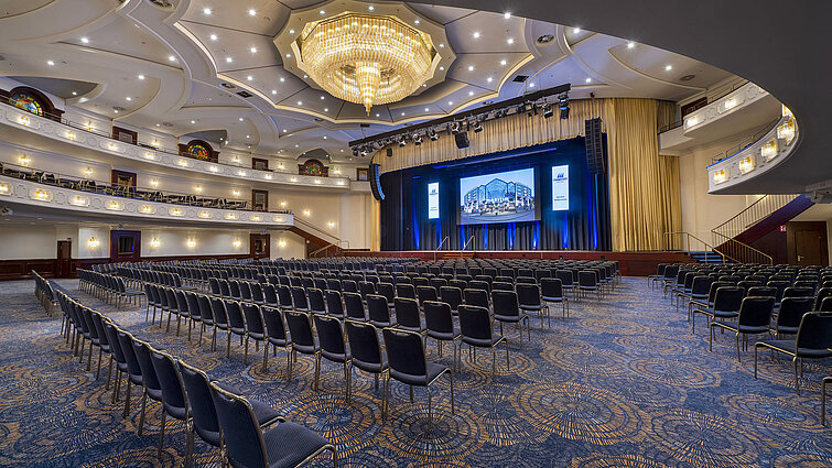  Geräumiger Saal Maritim im Maritim Hotel Köln, ideal für große Veranstaltungen, mit luxuriöser Beleuchtung und Bestuhlung.