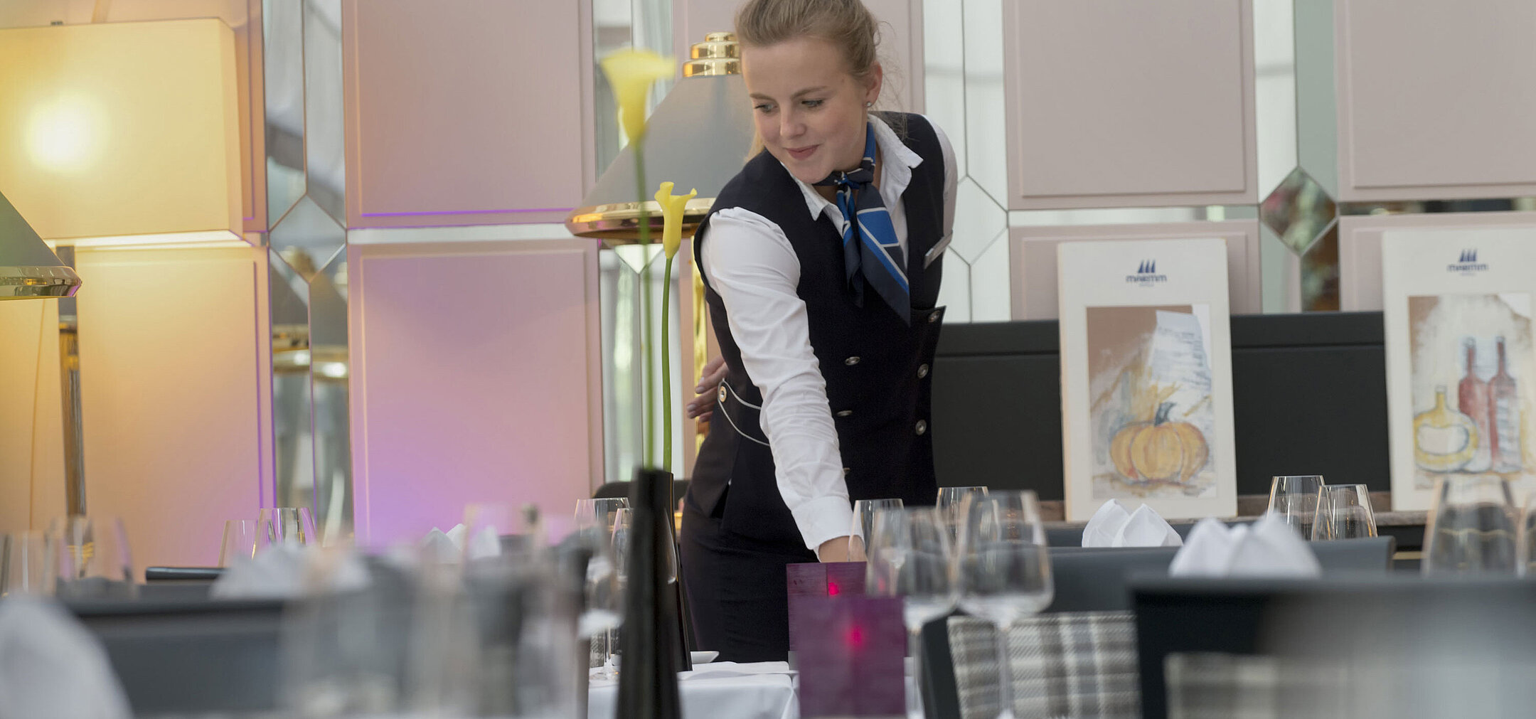 Maritim Tagungsservice Servicekraft deckt stilvoll den Tisch im Restaurant des Maritim Hotel München