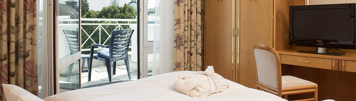 Helles Doppelzimmer mit Balkon, TV und Kleiderschrank im Maritim Hotel Bad Wildungen