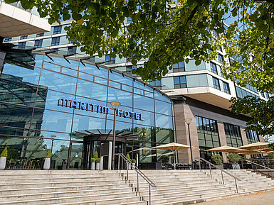 Moderner Hoteleingang mit Glasfassade des Maritim Hotel Düsseldorf