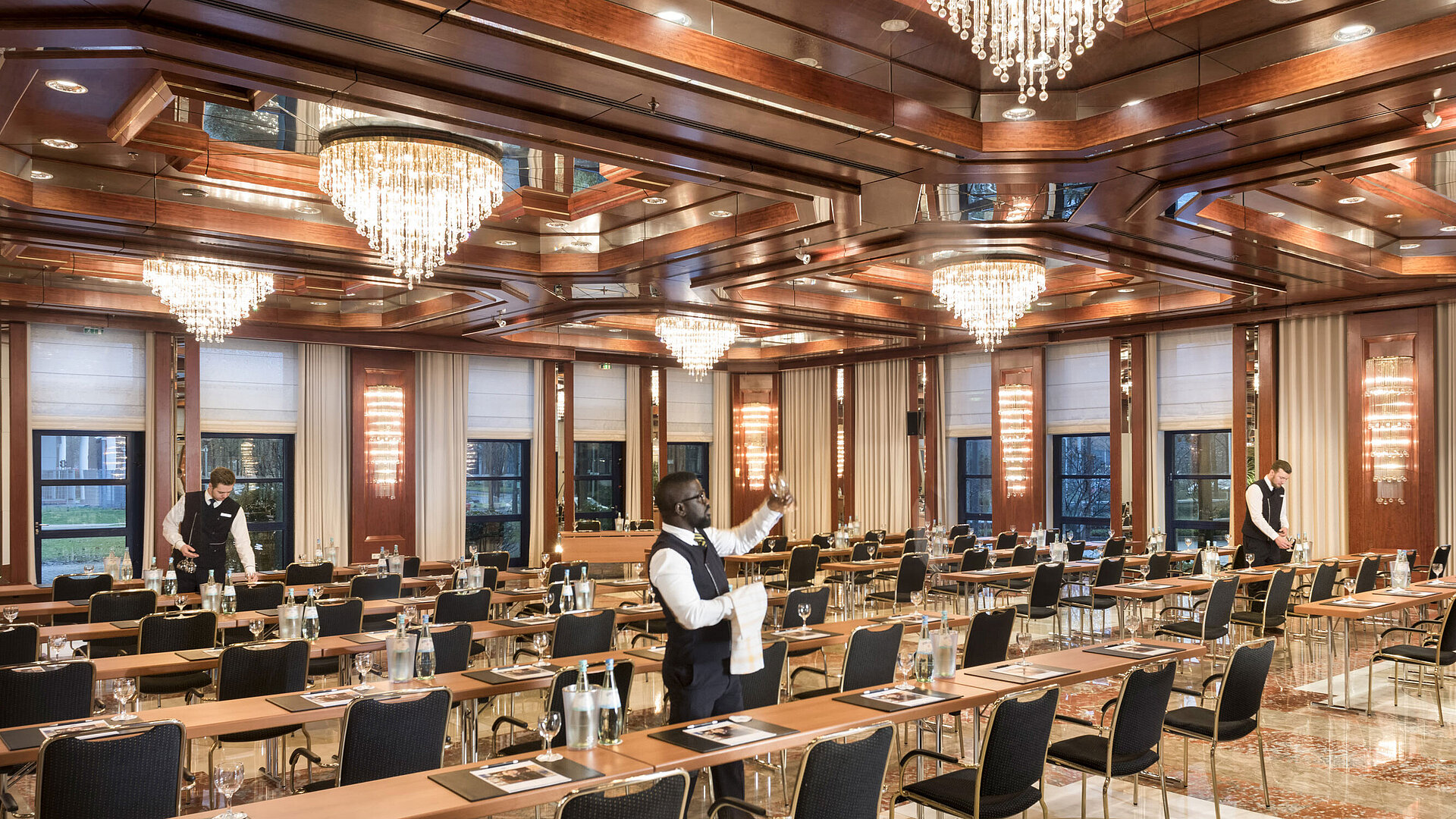 Saal Reger im Maritim Hotel Bonn, mit eleganter Beleuchtung und Reihenbestuhlung, ideal für Veranstaltungen und Konferenzen.