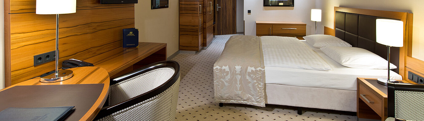 Komfortables Classic Zimmer im Maritim Hotel Bad Homburg mit modernem Design und Schreibtisch