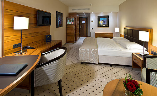 Komfortables Classic Zimmer im Maritim Hotel Bad Homburg mit modernem Design und Schreibtisch
