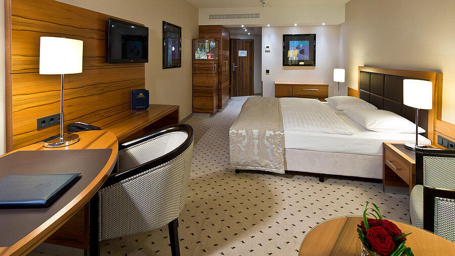 Komfortables Classic Zimmer im Maritim Hotel Bad Homburg mit modernem Design und Schreibtisch