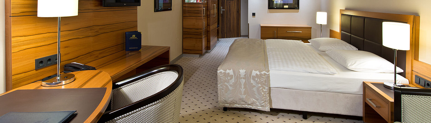 Komfortables Classic Zimmer im Maritim Hotel Bad Homburg mit modernem Design und Schreibtisch