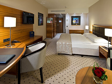 Komfortables Classic Zimmer im Maritim Hotel Bad Homburg mit modernem Design und Schreibtisch