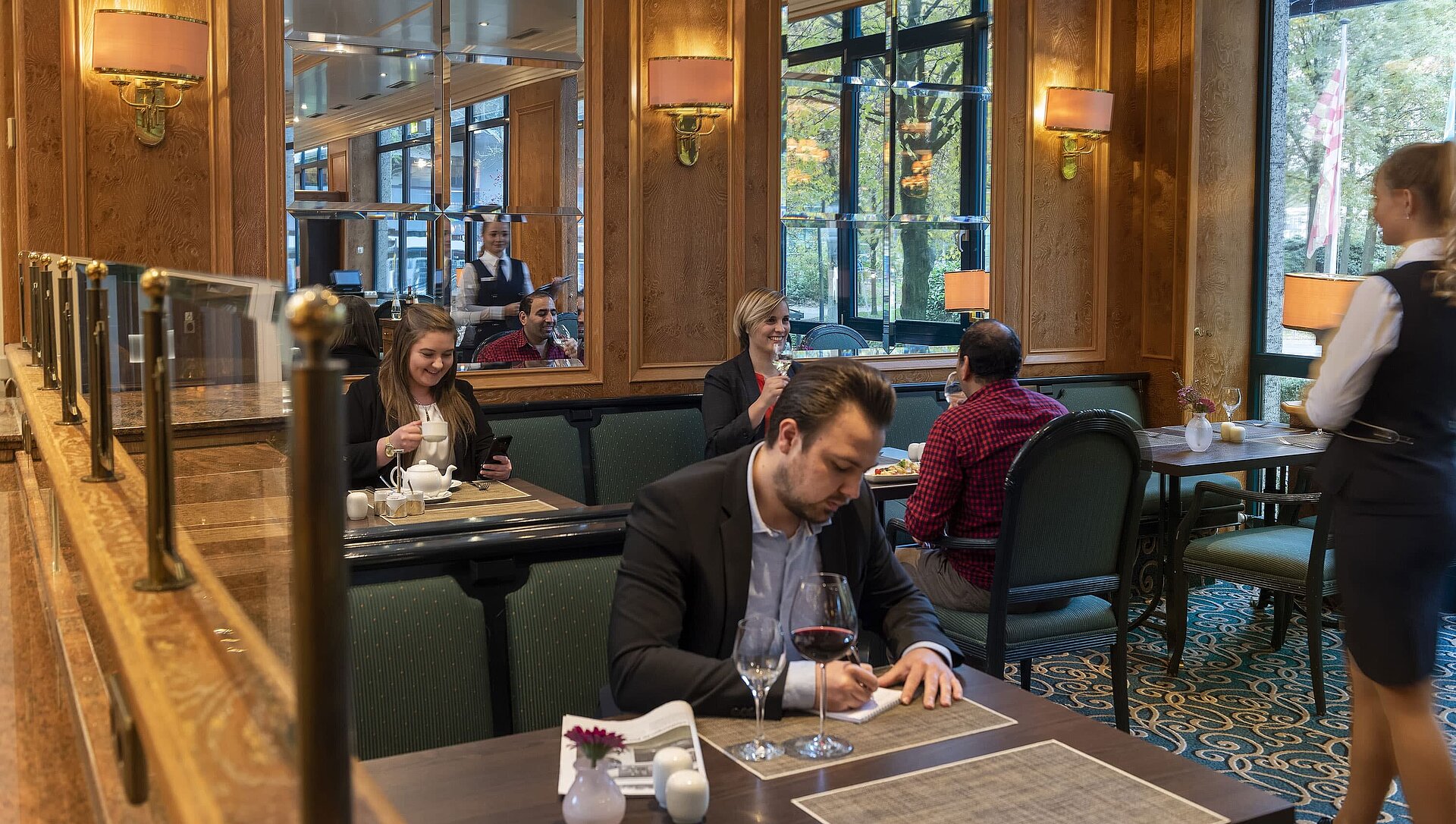 Restaurant "Brasserie" Gäste genießen ihr Essen und entspannen in der Brasserie des Maritim Bremen mit freundlichem Service und stilvoller Atmosphäre