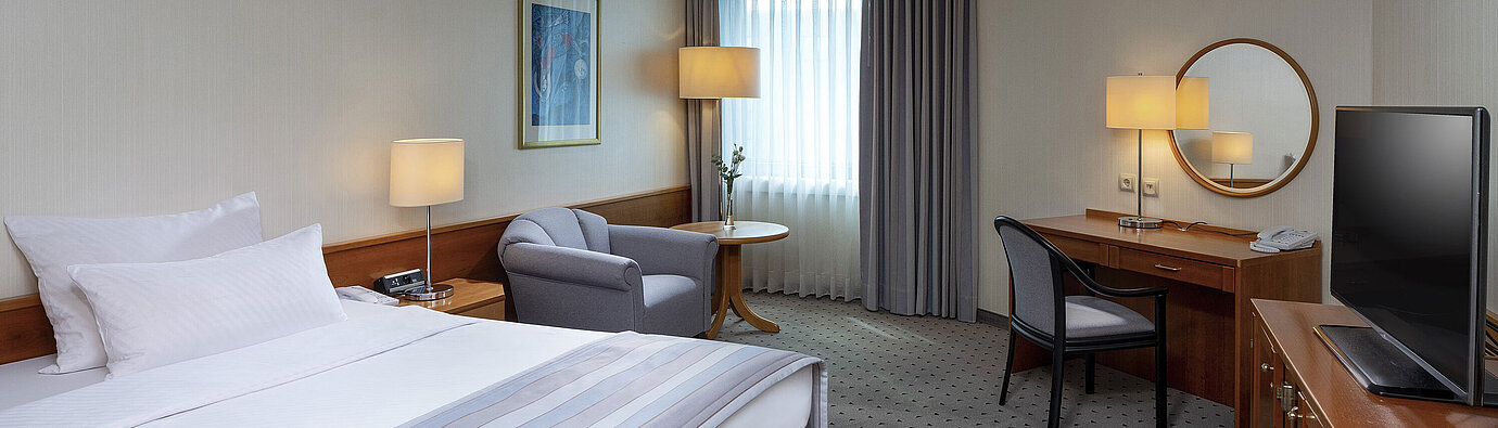 Classic Zimmer Gemütliches Classic Zimmer mit großem Bett, Schreibtisch, TV und eleganter Einrichtung im Maritim Hotel Hannover.