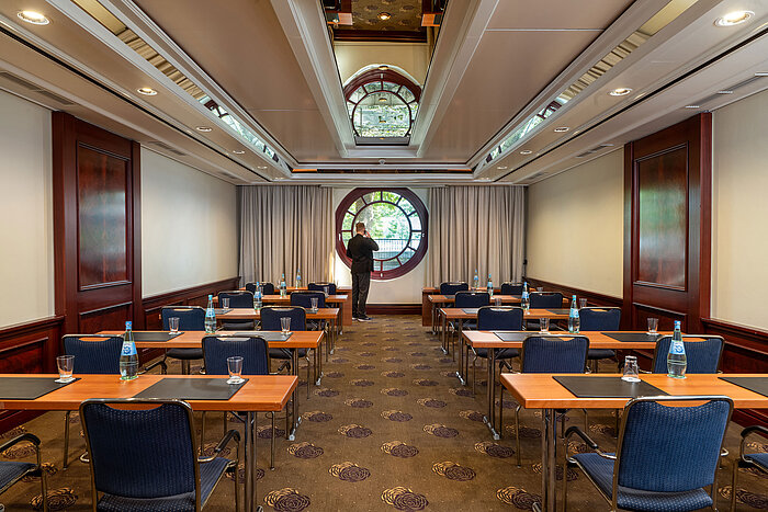 Tagungsraum im Maritim Hotel Köln mit großem Rundfenster und Konferenzbestuhlung