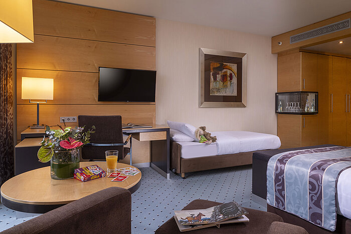 Komfortables Familienzimmer im Maritim Hotel Düsseldorf mit modernem Design und Zusatzbett für Kinder.