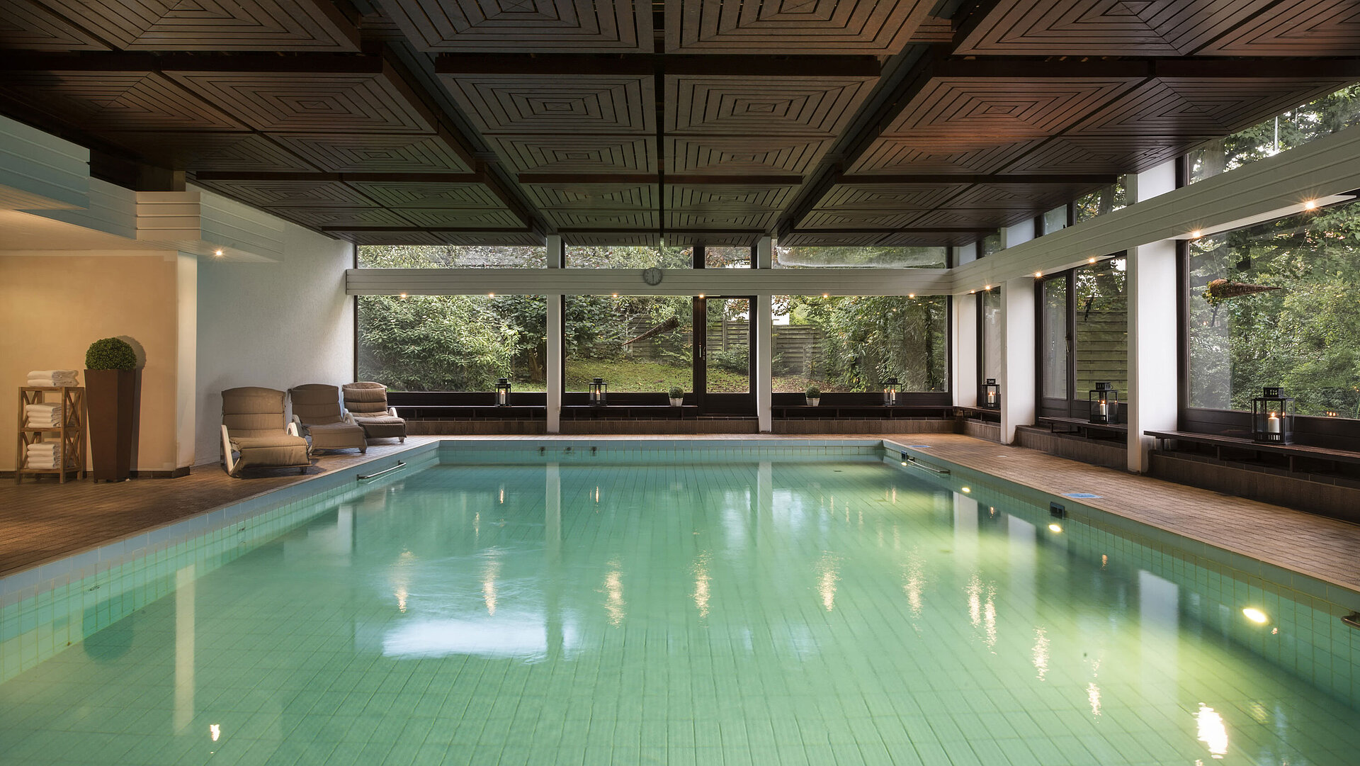 Heller Innenpool im Maritim Hotel Bad Salzuflen mit großen Fenstern und Blick auf die Natur