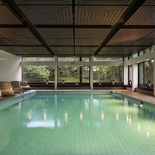 Heller Innenpool im Maritim Hotel Bad Salzuflen mit großen Fenstern und Blick auf die Natur