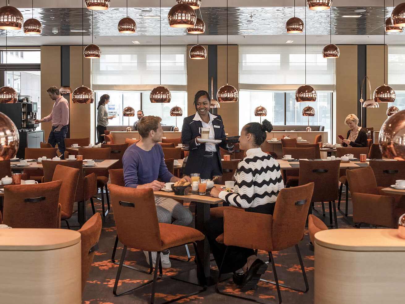 Modernes Restaurant im Maritim Hotel Ingolstadt mit freundlichem Service und stilvollem Ambiente.