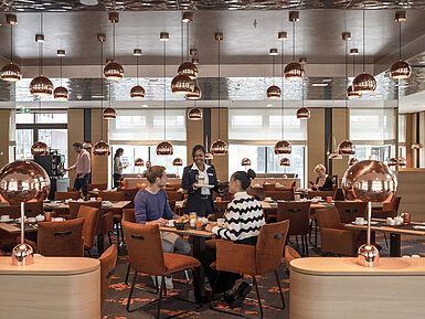 Modernes Restaurant im Maritim Hotel Ingolstadt mit freundlichem Service und stilvollem Ambiente.