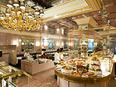 Großes Frühstücksbuffet mit frischen Speisen im eleganten Restaurant des Maritim Hotel München
