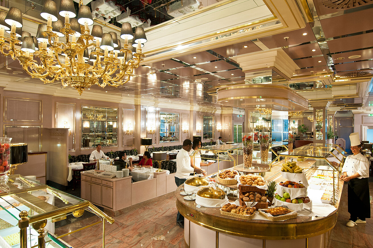 Großes Frühstücksbuffet mit frischen Speisen im eleganten Restaurant des Maritim Hotel München