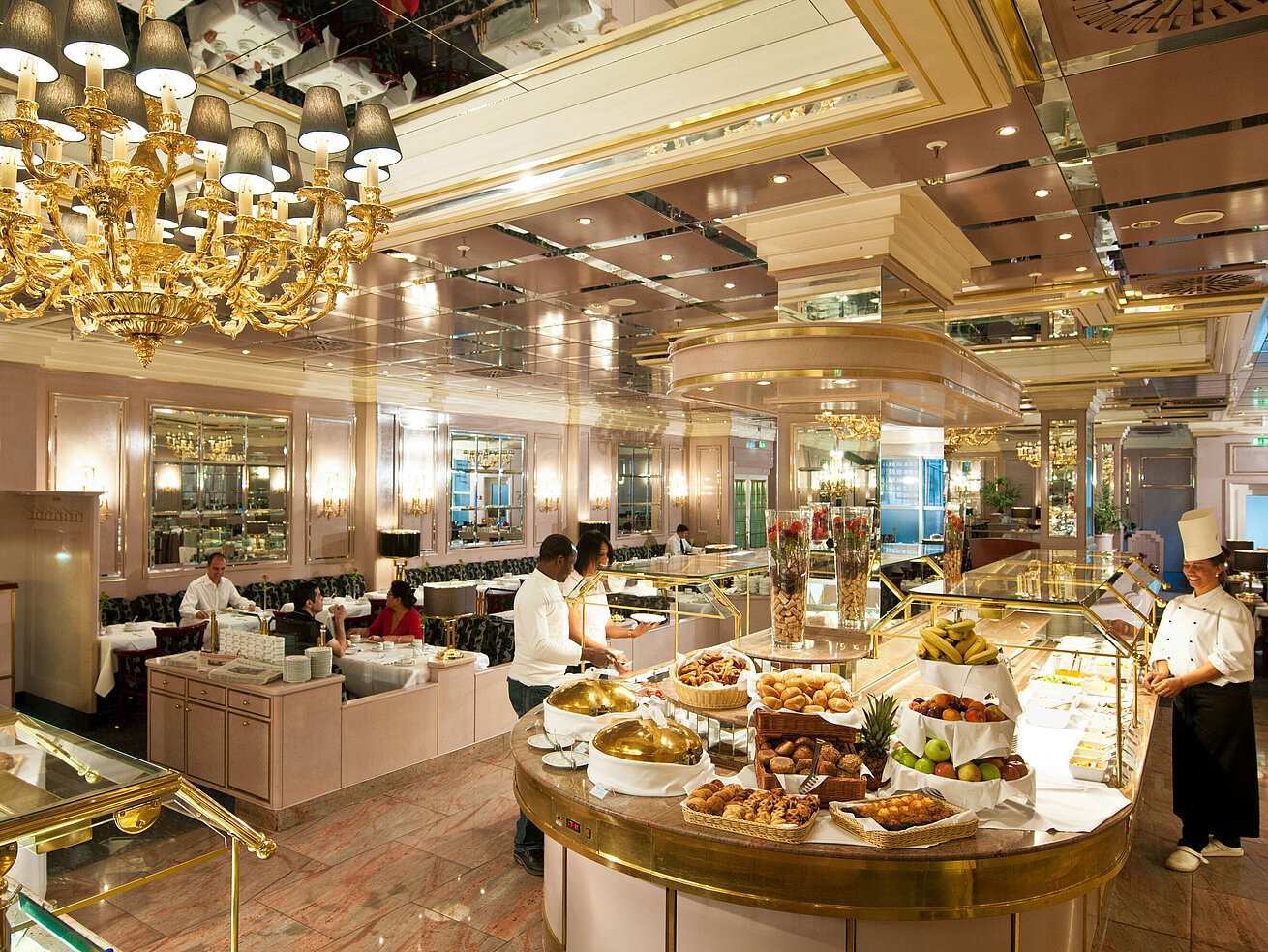 Großes Frühstücksbuffet mit frischen Speisen im eleganten Restaurant des Maritim Hotel München