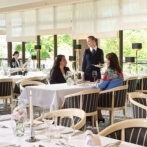 Restaurante en el parque con terraza solárium | Maritim Hotel Bad Homburg