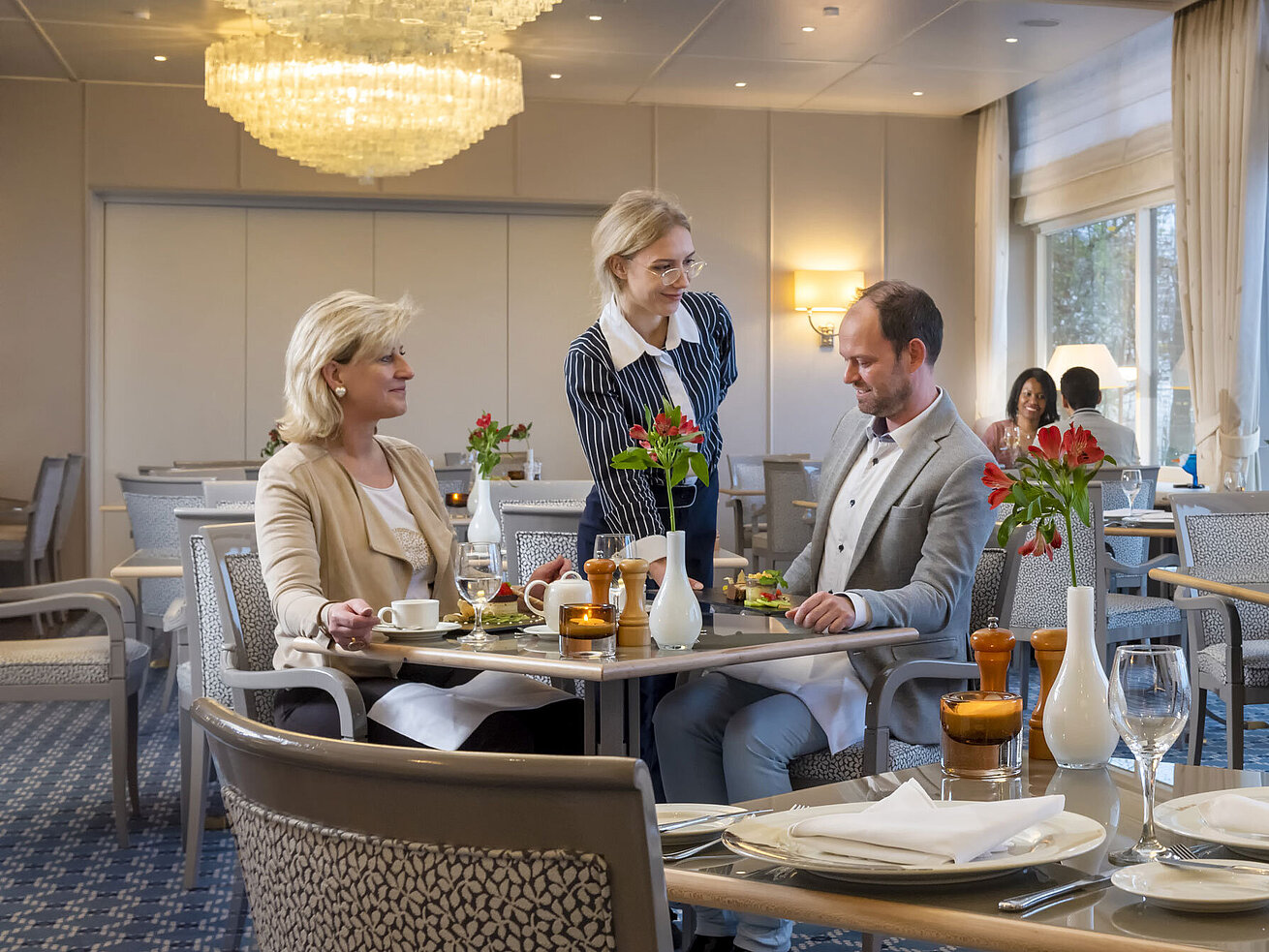 Das Restaurant Bellevue im Maritim Hotel Kiel mit eleganter Einrichtung, freundlichem Service und entspannten Gästen.