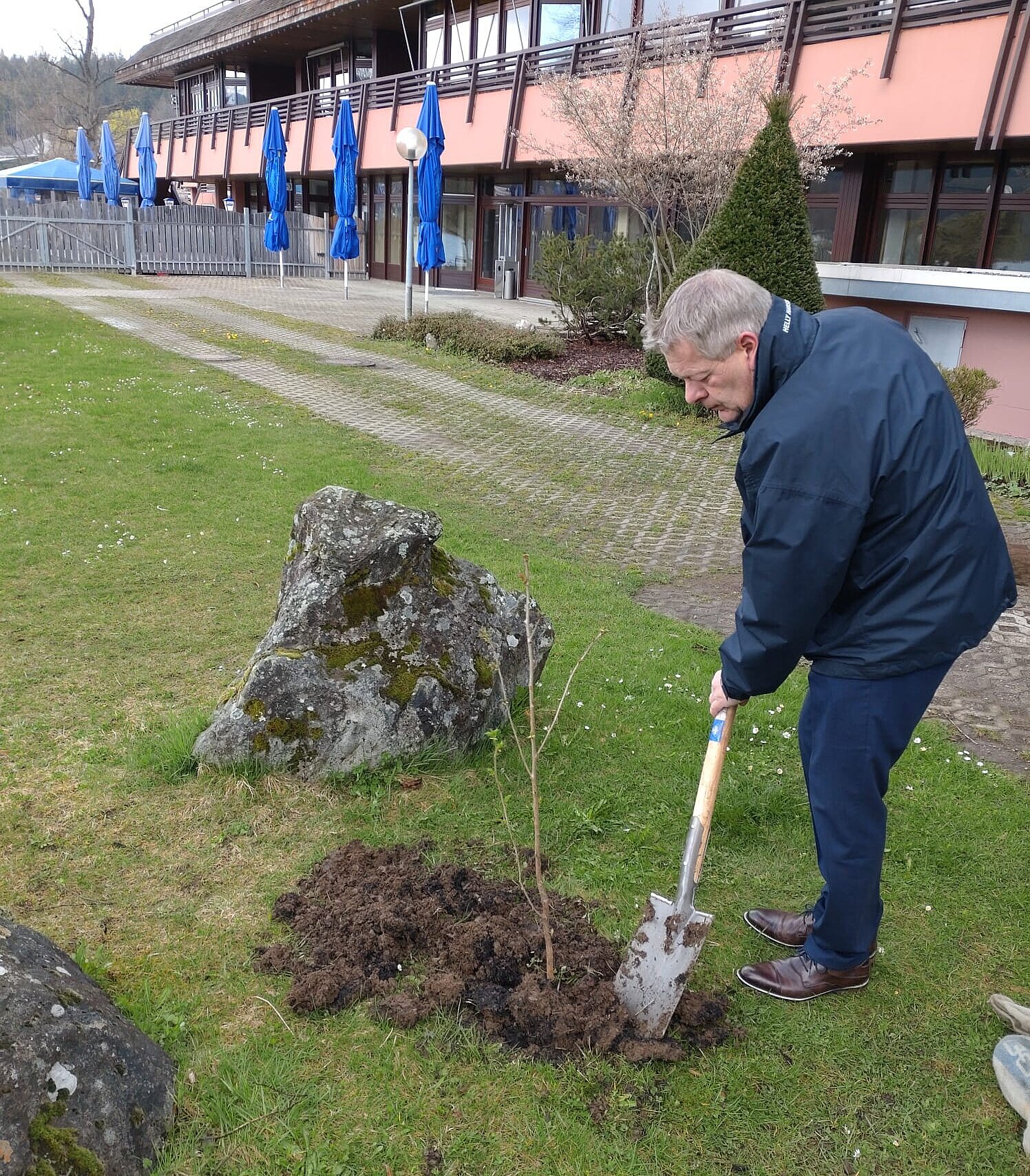 Hoteldirektor Aldo Rosso beim Baumpflanzen vor dem Hotel