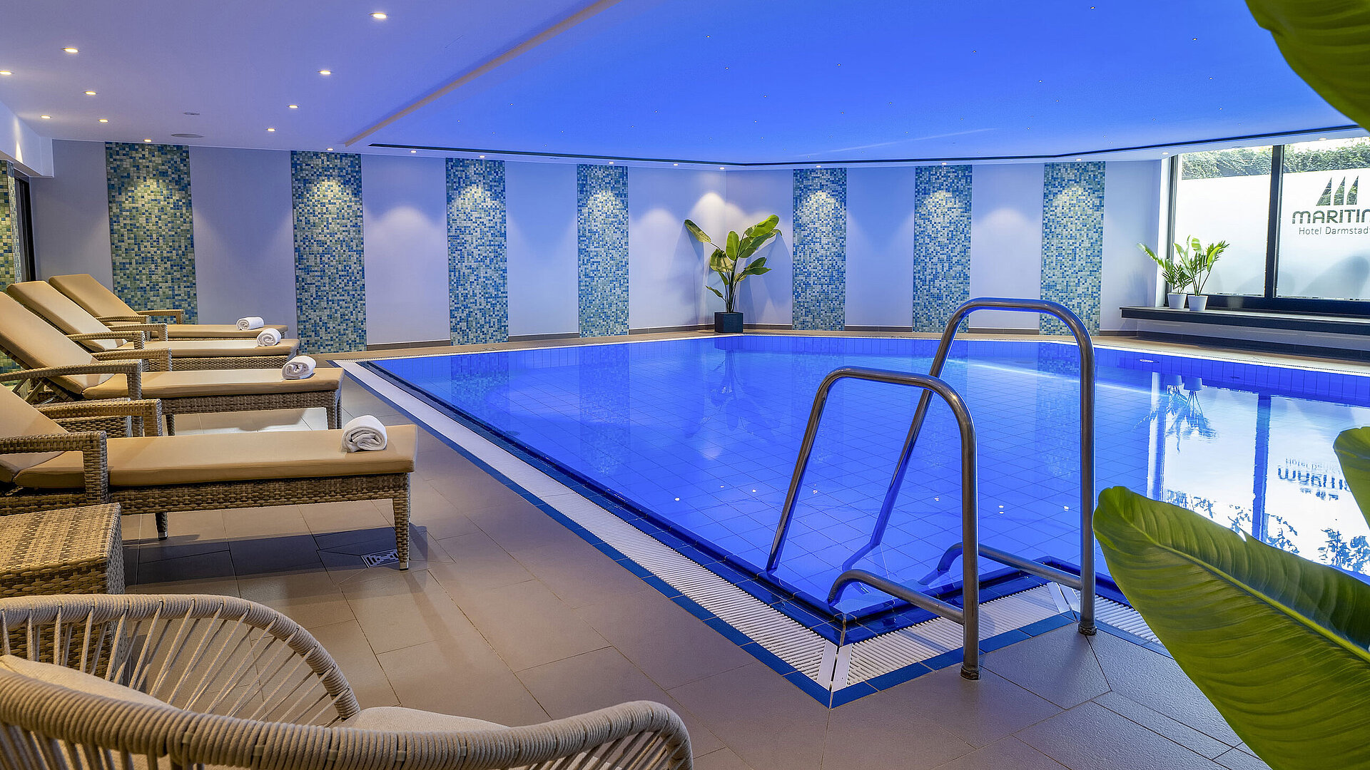 Innenpool im Maritim Hotel Darmstadt mit bequemen Liegen am Beckenrand lädt zur Entspannung und zum Schwimmen ein