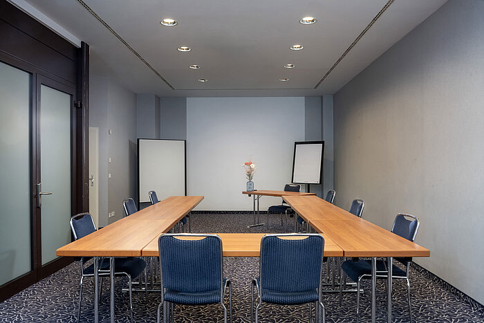 Ruhiger Meetingraum mit U-Bestuhlung und Flipchart im Maritim Hotel Darmstadt