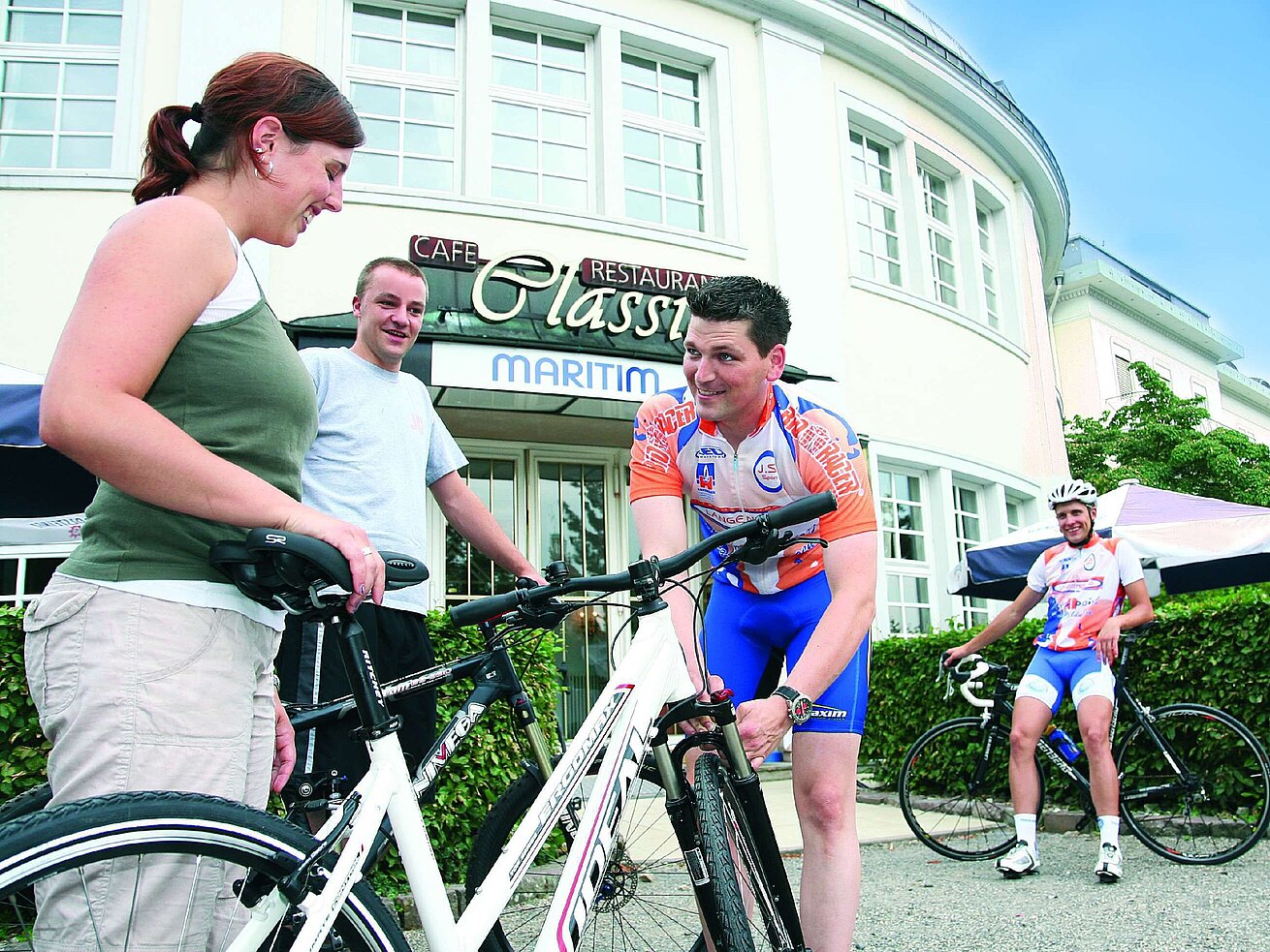 Radfahrergruppe vor dem Restaurant Classic im Maritim Hotel Bad Wildungen beim Start einer Tour