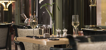 Eleganter Tisch mit Blume und Weingläsern im La Marée Restaurant des Maritim Hotel Bonn, ideal für ein stilvolles Abendessen.