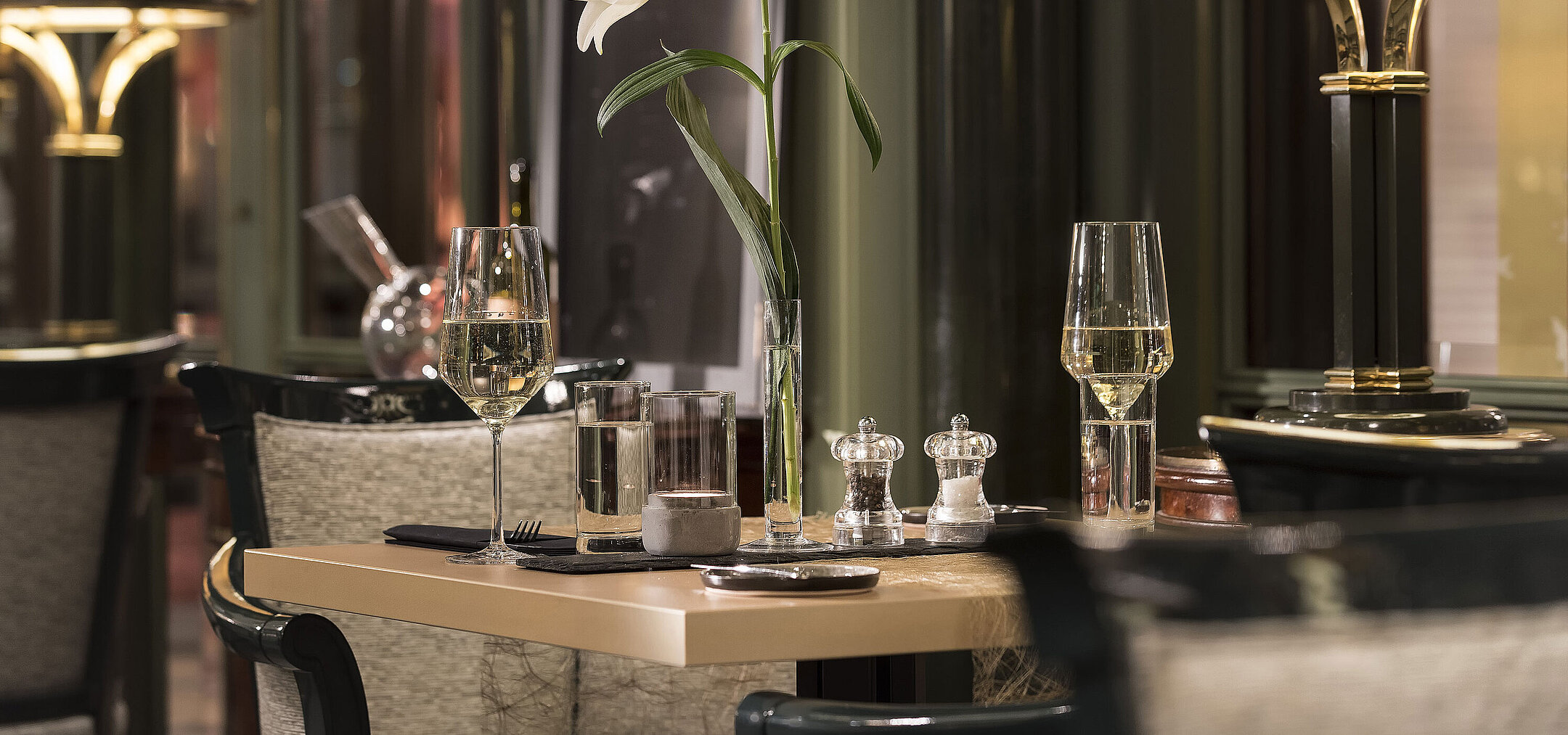 Eleganter Tisch mit Blume und Weingläsern im La Marée Restaurant des Maritim Hotel Bonn, ideal für ein stilvolles Abendessen.