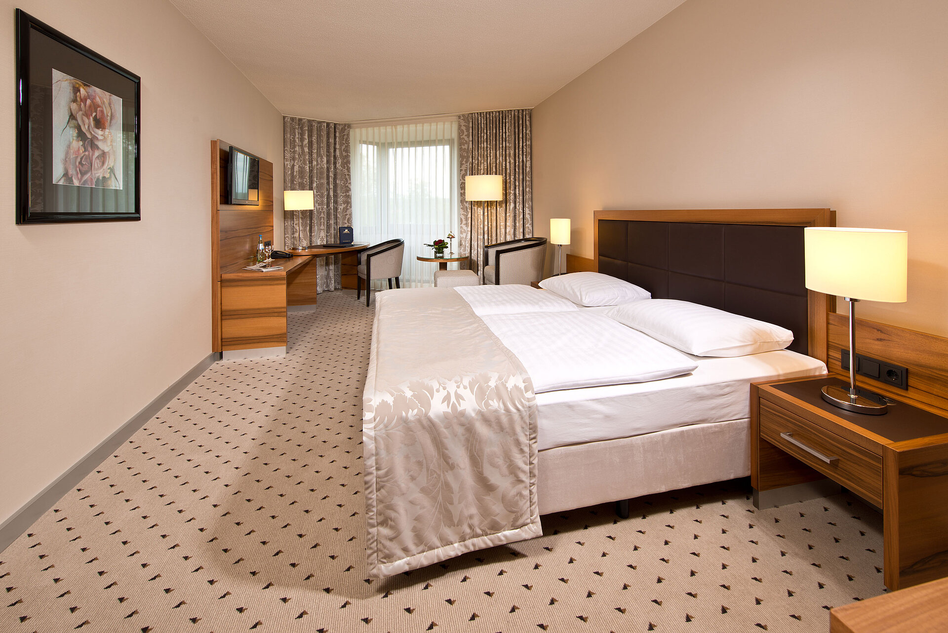 Komfortables Hotelzimmer im Maritim Hotel Bad Homburg mit modernem Design und Blick ins Grüne.