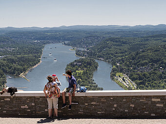 Besucher genießen den atemberaubenden Blick vom Drachenfels auf den Rhein und die umliegenden Wälder.