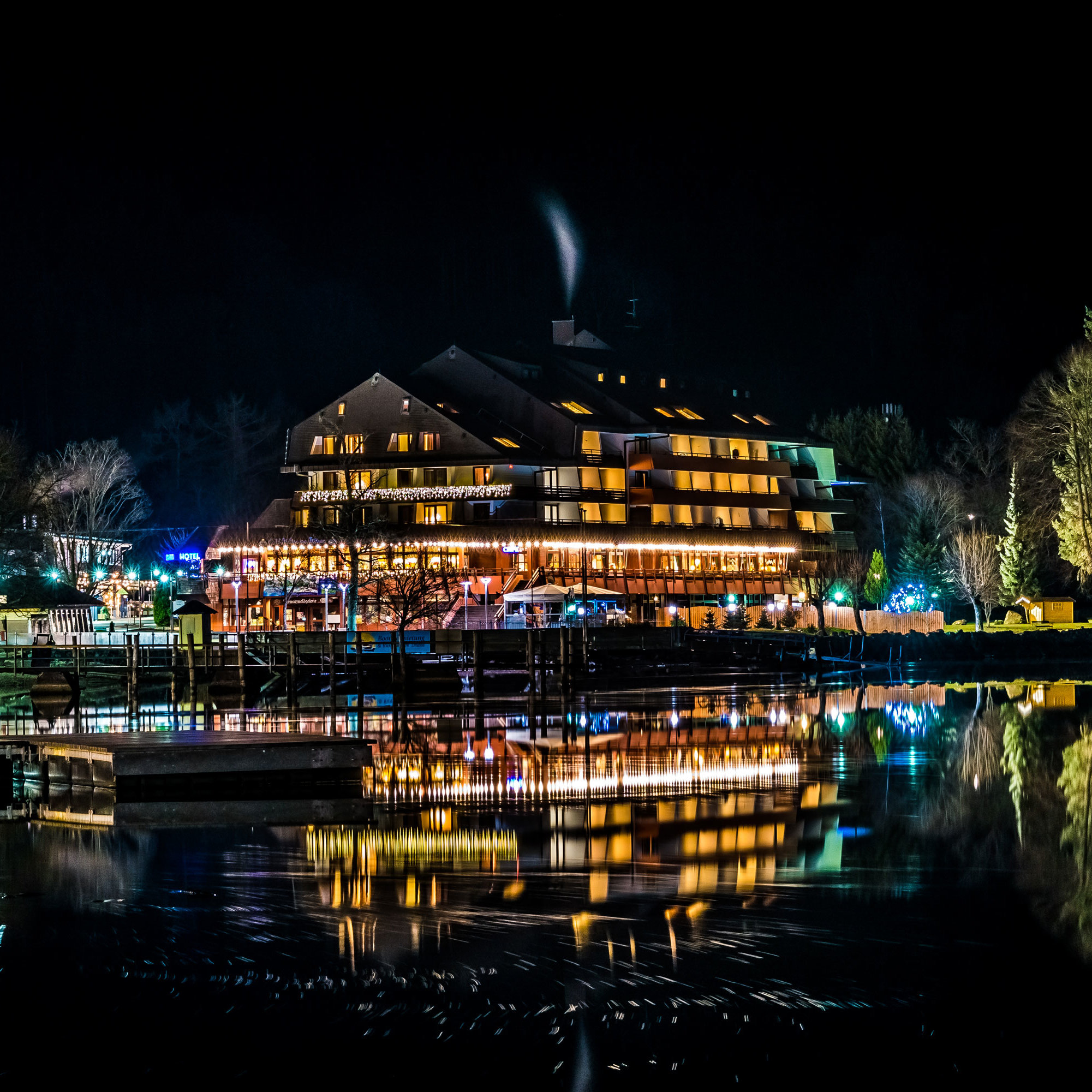 Außenansicht bei Nacht | Maritim TitiseeHotel