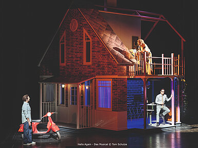 Hello Again © Tom Schulze Bühnenbild des Musicals "Hello Again" mit drei Darstellern