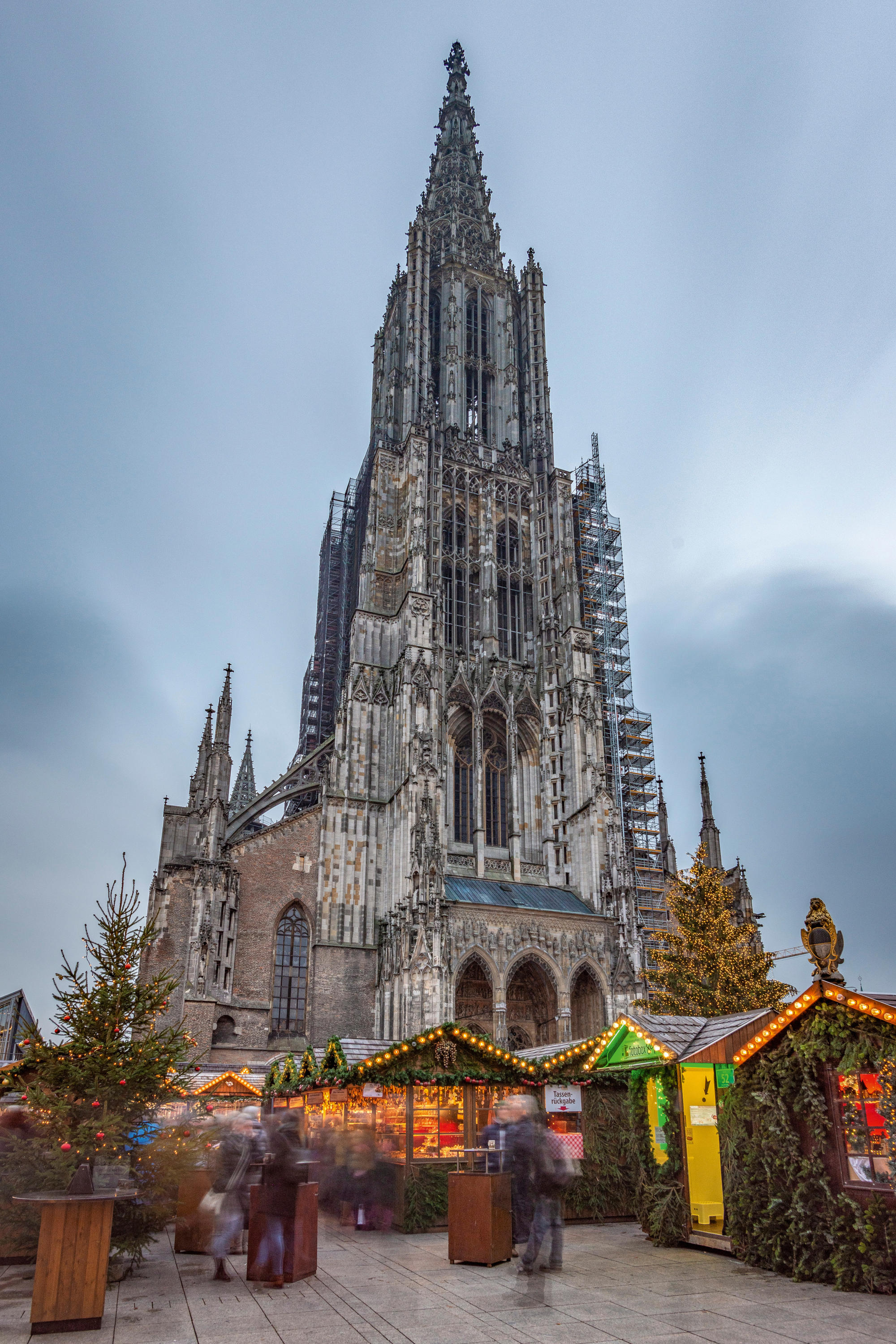 © TRANCERAPID - AdobeStock.com Ulmer Münster mit festlich beleuchtetem Weihnachtsmarkt und Weihnachtsbaum im Winter