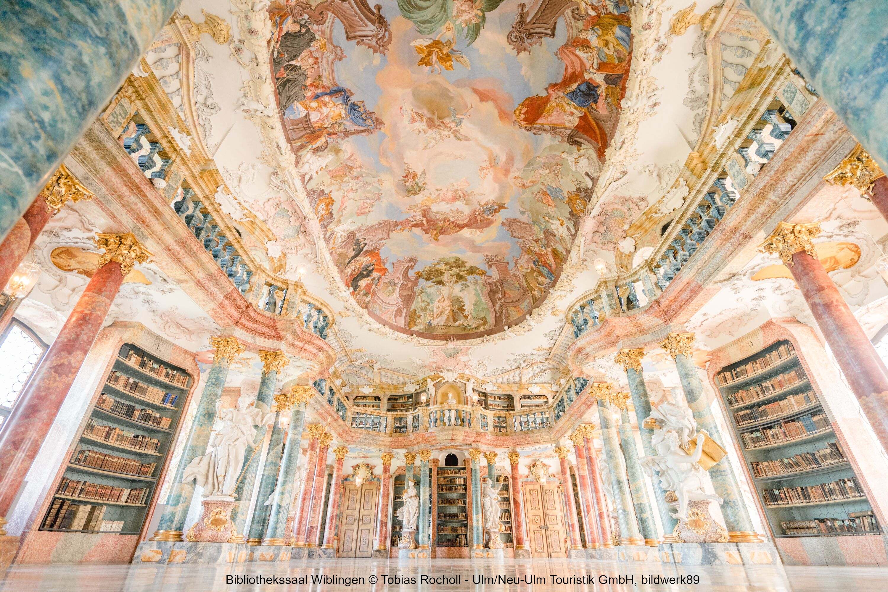 Bibliothekssaal Wiblingen © Ulm/Neu-Ulm Touristik Prunkvoller Bibliothekssaal im Kloster Wiblingen mit kunstvoller Deckenmalerei und barocker Ausstattung.